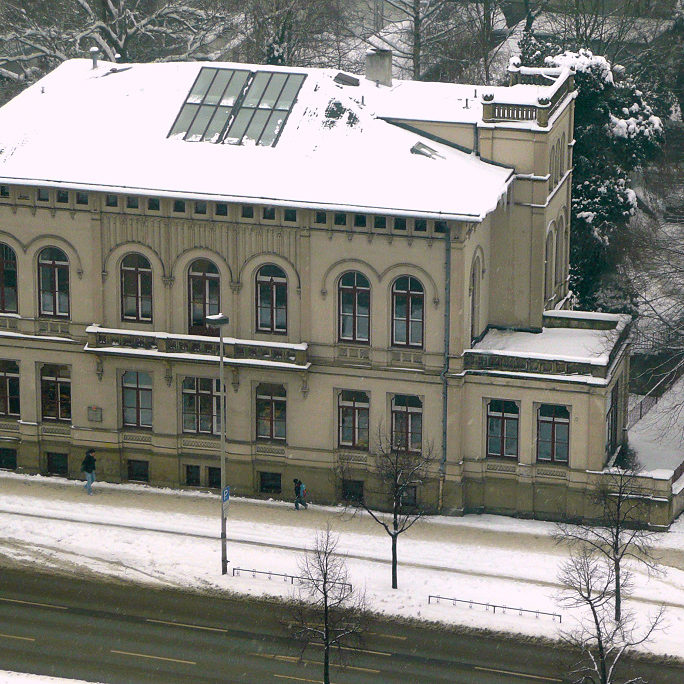 Hannover: Die ehemalige "Villa Simon", heute im Eigentum der Leibniz Universität Hannover, 2010. Foto AxelHH. Wikimedia Commons