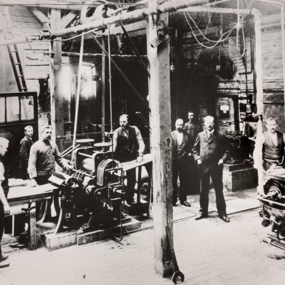 Hannover: Josef Berliner und Arbeiter in der ersten „Grammophon“-Fabrik im Stadtteil Nordstadt, Kniestraße, um 1900. Bildarchiv Historisches Museum Hannover