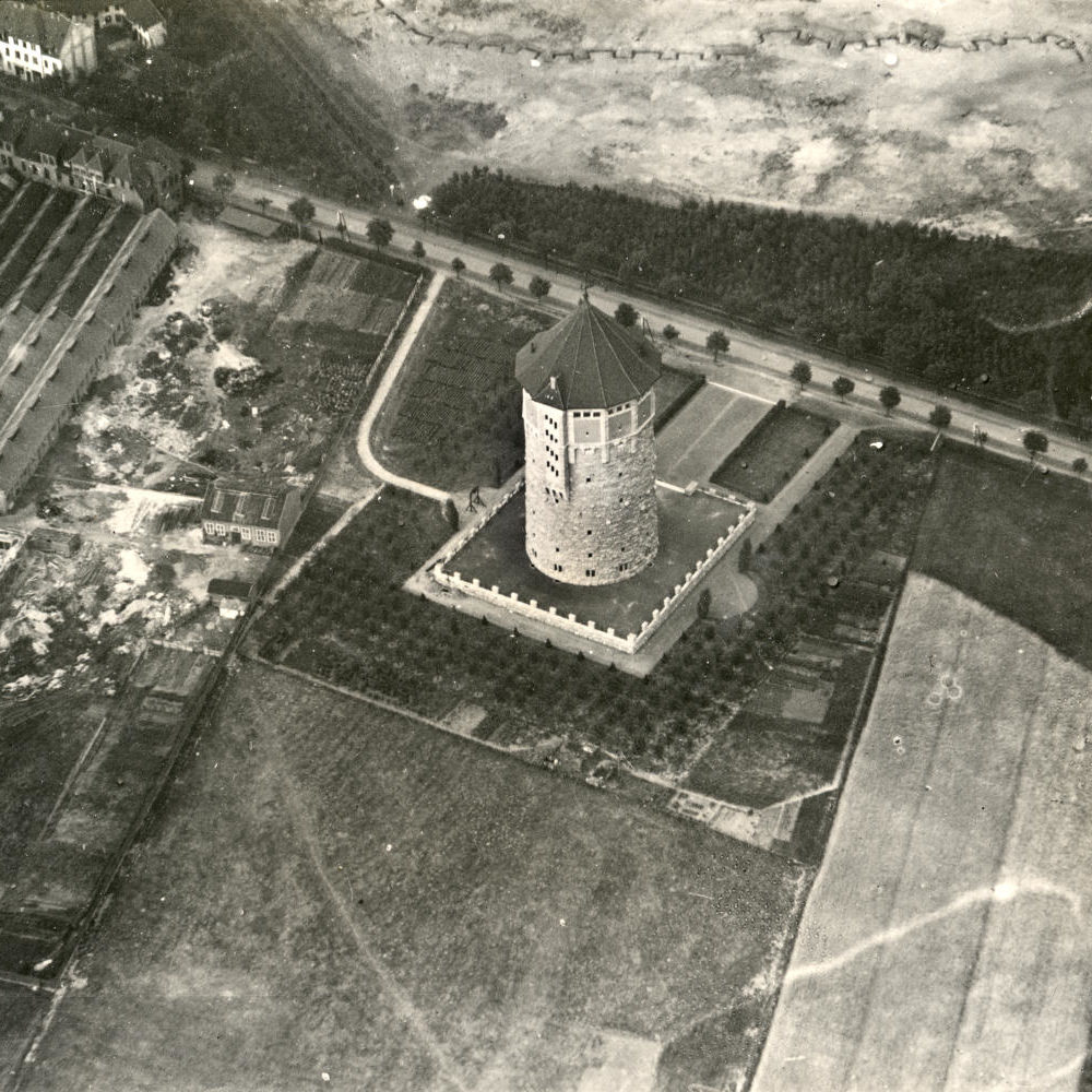 Hannover: Die von den Brüder Emil, Jacob und Josef Berliner gegründeten Hackethal Draht-und Kabelwerke an der Vahrenwalder Straße neben dem Wasserturm, Luftaufnahme um 1917. Aus: Fotoalbum „Fliegerabteilung“. Bildarchiv Historisches Museum Hannover