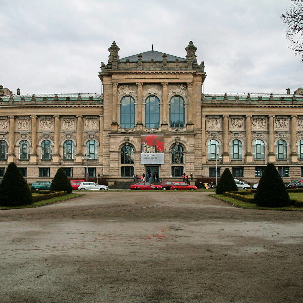 Hannover: Niedersächsisches Landesmuseum Hannover, Hauptfront an der Willy-Brandt-Allee, 2009. Foto von Losch. Wikimedia Commons