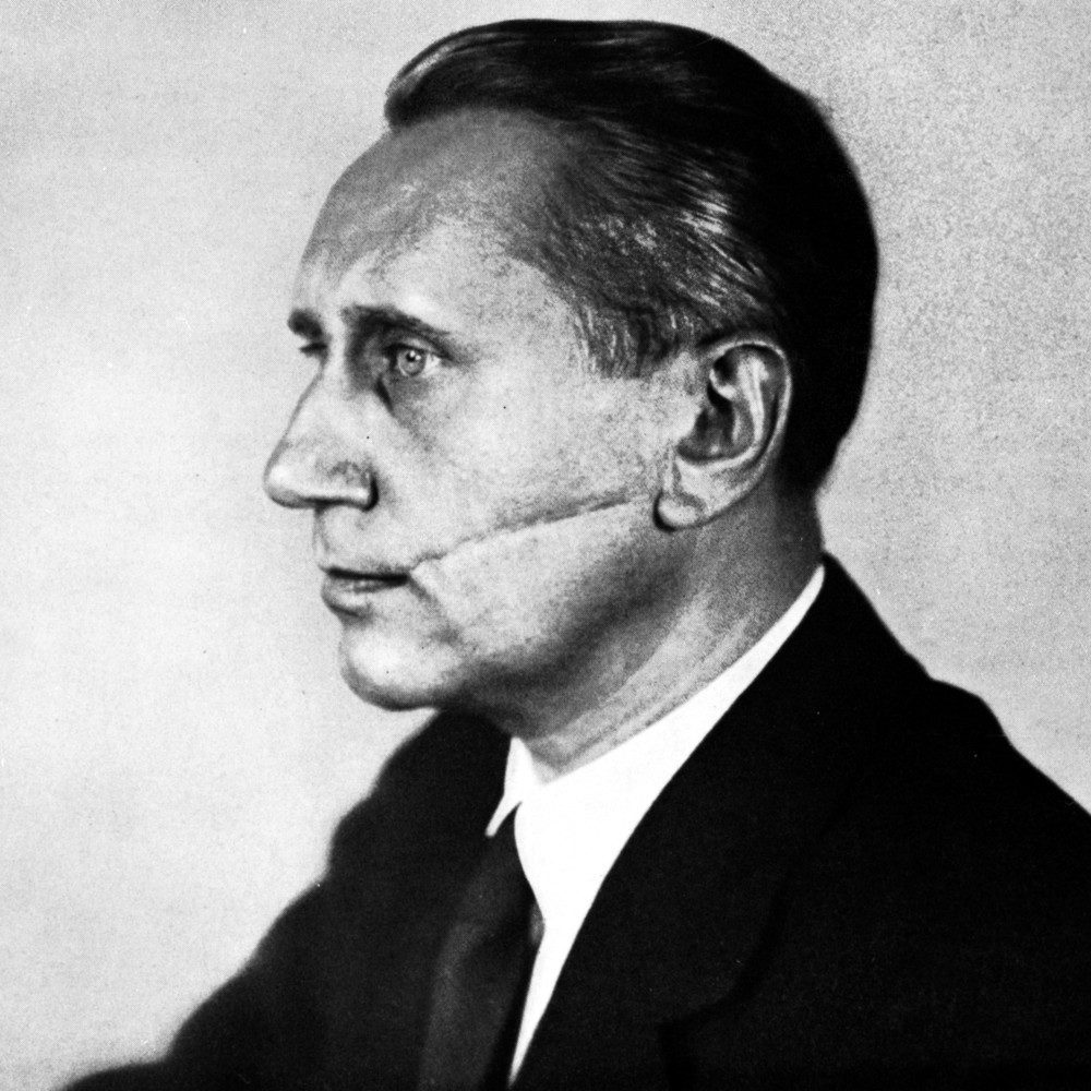 Hannover: Portrait Dr. Alexander Dorner, Direktor der Kunstgalerie des Provinzialmuseums 1924-1937, mit zeittypischem Verbindungsschmiss, ohne Jahr. Bildarchiv Historisches Museum Hannover