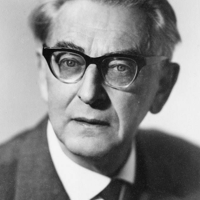 Hannover: Porträt des Kunsthistorikers Dr. Ferdinand Stuttmann (1897-1968), 1938-1945 Leiter der Kunstabteilung im Landesmuseum, der Kunstgewerbesammlung im Leibnizhaus und des Kestner-Museums. 1952-1962 Direktor des Niedersächsischen Landesmuseums. Foto ohne Jahr. Bildarchiv Historisches Museum Hannover