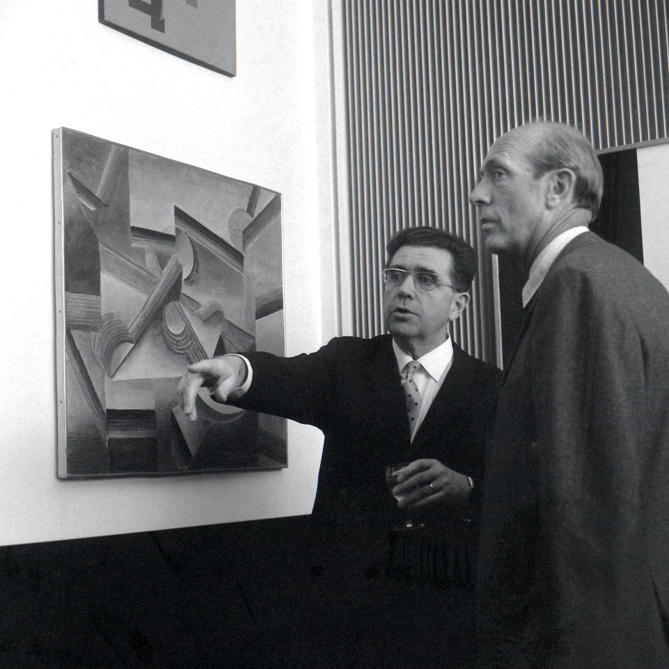 Hannover: Eröffnung des Abstrakten Kabinetts in der Niedersächsischen Landesgalerie im Landesmuseum. Foto von Wilhelm Hauschild, 22.06.1968. Dr. Harald Seiler, Direktor des Nds. Landesmuseums mit Besucher. HAZ-Hauschild-Archiv im Historischen Museum Hannover