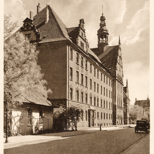 Hannover, Blick in die Hardenbergstraße mit dem Landesfinanzamt im Bildmittelpunkt. Foto-Postkarte, 1937. Bildarchiv Historisches Museum Hannover