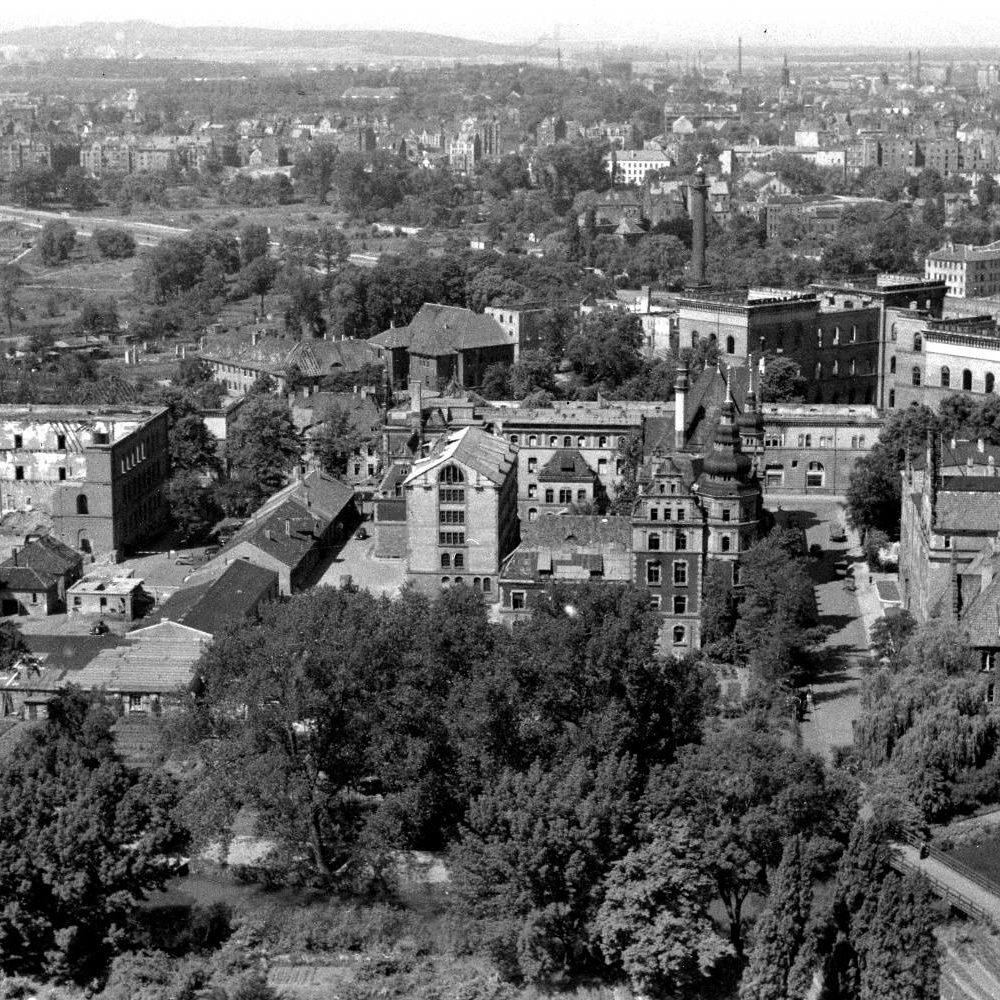 Hannover: Blick vom Rathausturm Richtung Waterlooplatz, Polizeipräsidium Hardenbergstraße und Oberfinanzpräsidium, dahinter das zerstörte Zeughaus und die Waterloosäule. Foto von Willy Bartmer, Sommer 1947. Bildarchiv Historisches Museum Hannover