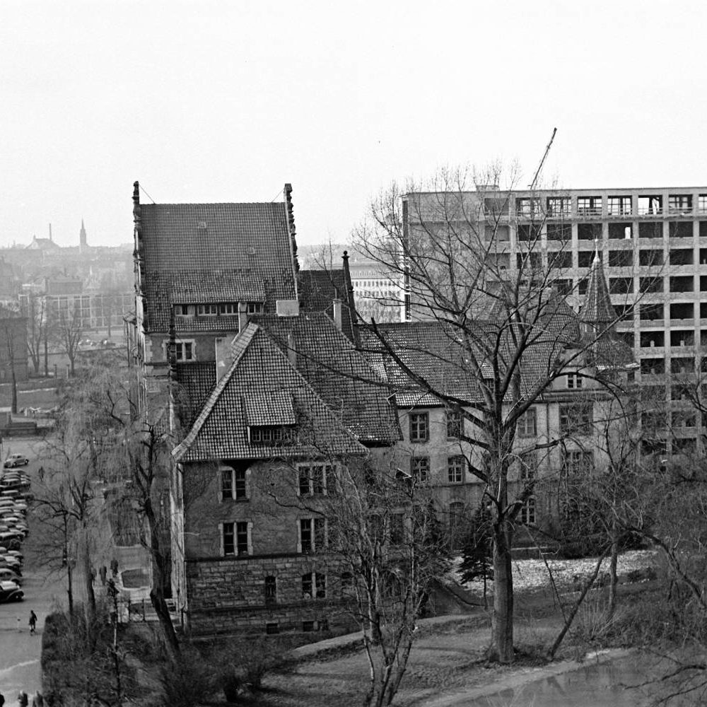 Hannover: Blick über die Leine zur Hardenbergstraße mit Polizeidirektion und dem Altbau des Oberfinanzpräsidium, daneben Rohbau der Oberfinanzdirektion. Foto von Wilhelm Hauschild, 1958. HAZ-Hauschild-Archiv im Historischen Museum Hannover