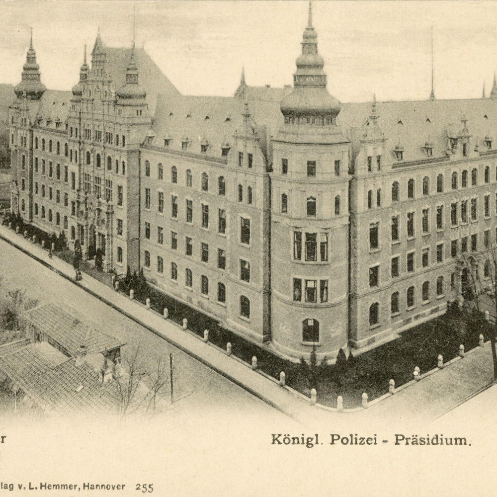 Hannover: "Königliches Polizeipräsidium", heute Hauptgebäude der Polizeidirektion Hannover, um 1905. Bildarchiv Historisches Museum Hannover