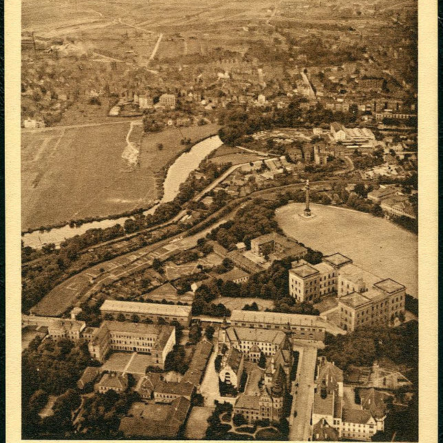 Hannover: Luftbildaufnahme aus einem Heißluftballon von Julius Precht mit Blick auf den Waterlooplatz. Unten (v.r.n.l.) das Landesfinanzamt, die Polizeidirektion und die Kriegsschule, darüber das Hauptzeughaus und der Waterlooplatz mit Waterloosäule. Ansichtskarte Nr. K 29 von F. Astholz jun., um 1910. Bildarchiv Historisches Museum Hannover