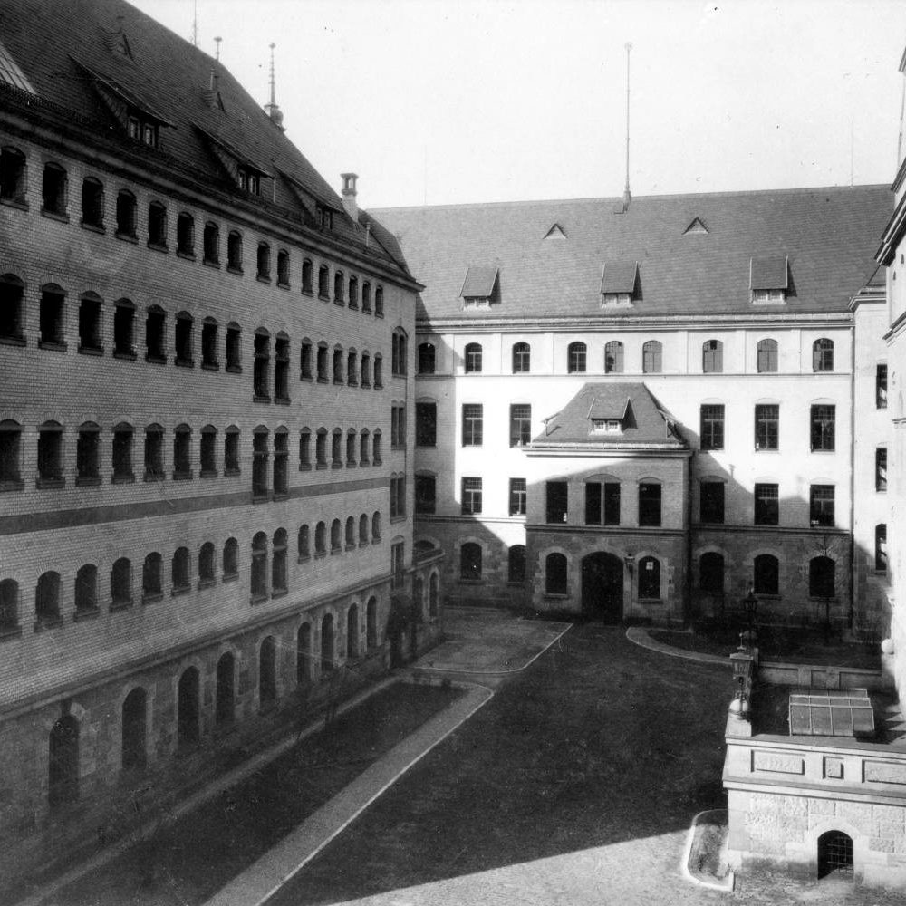 Hannover: Innenhof des Polizeipräsidiums an der Hardenbergstraße mit Polizeigefängnis, ohne Jahr. Bildarchiv Historisches Museum Hannover
