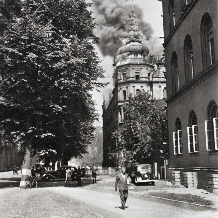 Hannover Waterloostraße: Brennendes Polizeipräsidium nach Beschädigung durch eine Fliegerbombe, 26. Juli 1943. Bildarchiv Historisches Museum Hannover