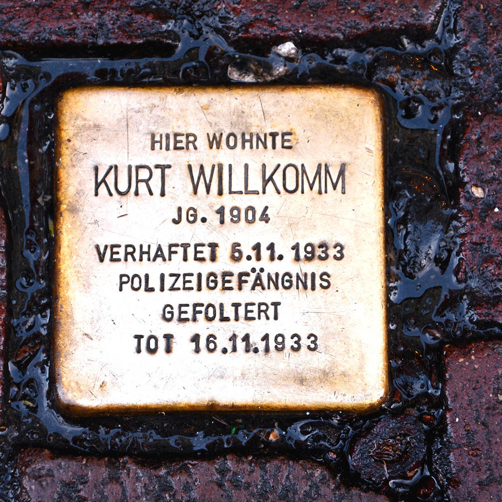 Hannover: Der im Jahre 2008 verlegte vor dem Haus Lister Meile 83 verlegte Stolperstein für KPD-Mitglied und Redakteur der Neuen Arbeiter Zeitung Kurt Willkomm. Foto von Bernd Schwabe in Hannover, 2013. Wikimedia Commons