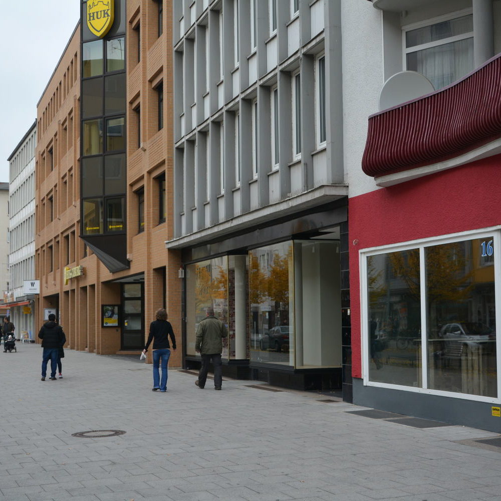 Hannover: Nachkriegsbebauung der Langen Laube, 2014. Der Stolperstein liegt vor dem zweiten Haus vom rechten Bildrand. Foto Michael Pechel