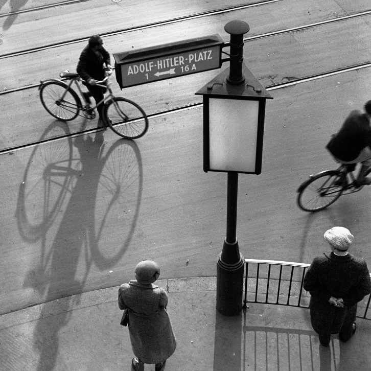 Hannover: Straßenschild am Adolf-Hitler-Platz an der Oper. Foto von Wilhelm Hauschild. HAZ-Hauschild-Archiv im Historischen Museum Hannover