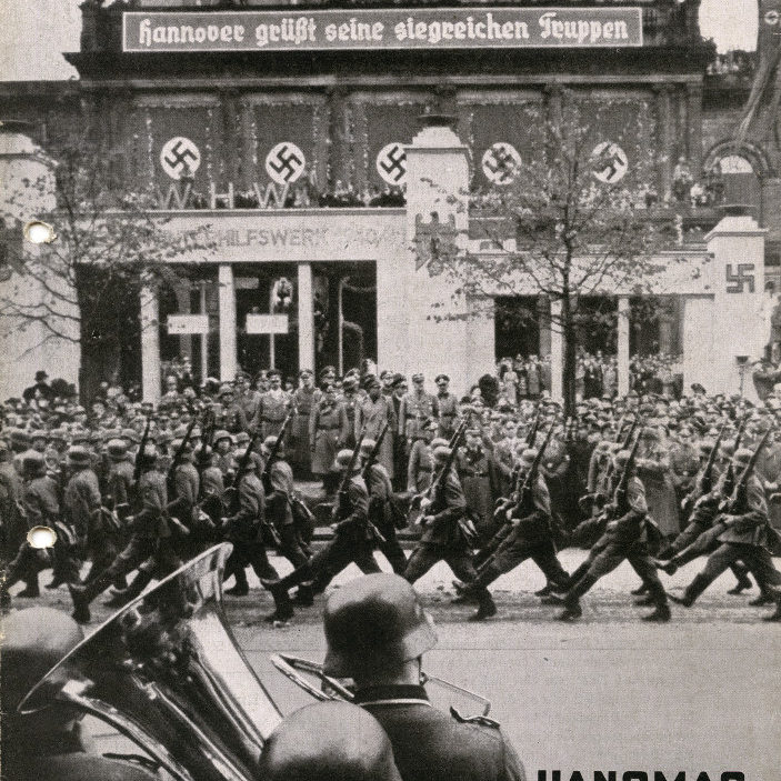 Hannover: Der Opernplatz wurde zum Adolf-Hitler-Platz, der Georgsplatz nach Gauführer Bernhard Rust zum Rustplatz. Hier die Oper mit paradierenden Truppen zur Feier des Siegs über Frankreich im Juni 1940 auf der Hanomag-Betriebszeitung. Bildarchiv Historisches Museum Hannover