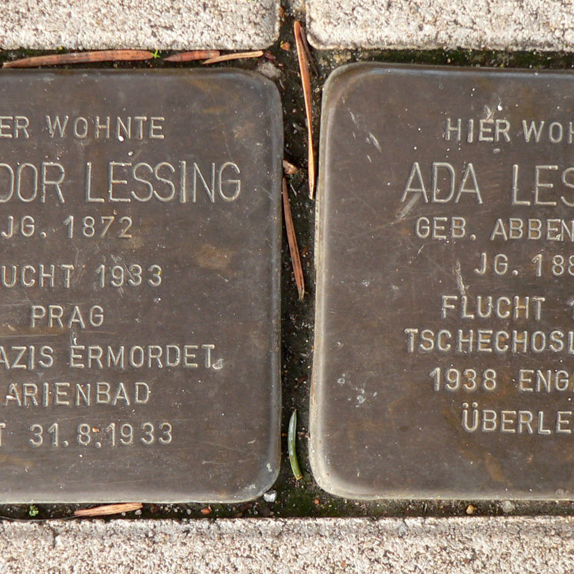 Hannover: Stolpersteine für Ada und Theodor Lessing vor ihrem früheren Wohnhaus in Hannover-Anderten, 2015. Foto von Axel Hindemith. Wikimedia Commons