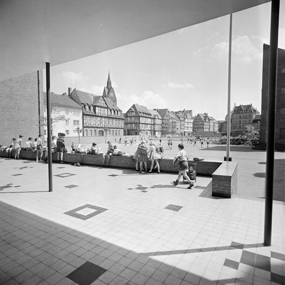 Hannover: Blick aus der Schule Am Hohen Ufer 3 in Richtung Ballhof und Kramerstraße. Das Grundstück des späteren Historischen Museum Hannover dient als Pausenhof. Foto von Wilhelm Hauschild, nach 1956. Hauschild-Archiv im Historischen Museum Hannover