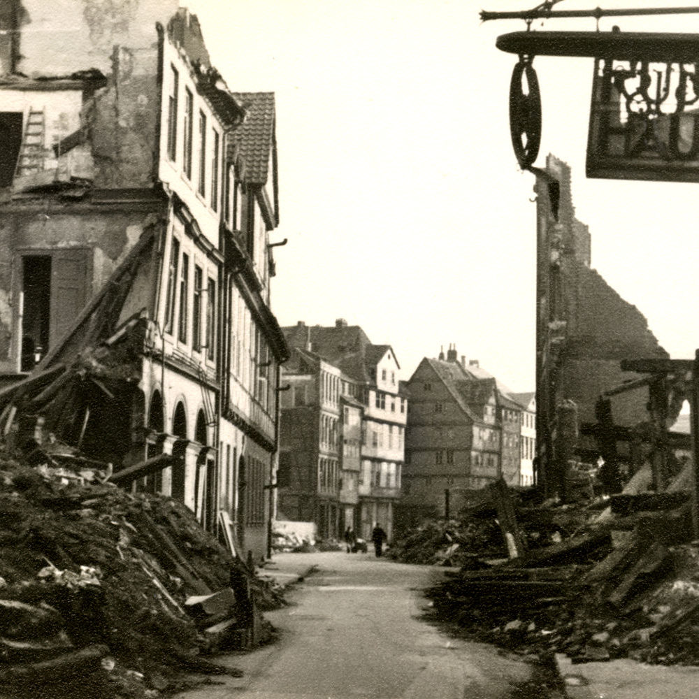Hannover: Burgstraße in Richtung Holzmarkt, rechts das zerstörte „Rusthaus“ mit Emblem vor dem Eingang, um 1946. Bildarchiv Historisches Museum Hannover