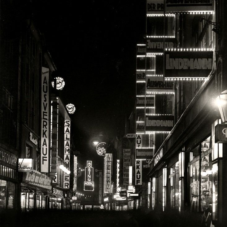 Hannover: "Lichter der Großstadt". Lichtwerbung in der Großen Packhofstraße in Richtung Osterstraße, im Hintergrund ist die Werbung des Kaufhauses Molling zu erkennen. Foto von Emil Gildhorn, um 1930. Bildarchiv Historisches Museum Hannover