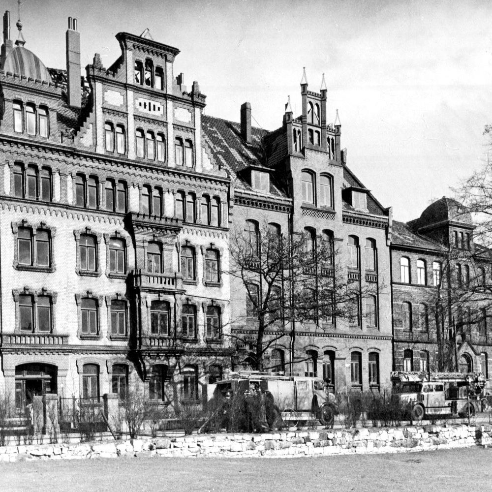 Hannover: Wohnhäuser in der Ohestraße, 2. April 1970. Das rechts stehende Gebäude wurde im Jahre 1892 als jüdische Lehrerbildungsanstalt errichtet. Fotograf Wilhelm Hauschild. HAZ-Hauschild-Archiv im Historischen Museum Hannover