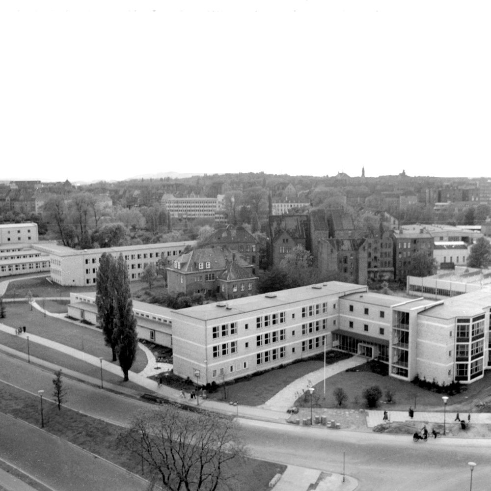 Hannover: Blick von der Waterloosäule auf die Berufsschule Lavesstraße/Ohestraße, ohne Jahr (1950er Jahre). Fotograf Wilhelm Hauschild. HAZ-Hauschild-Archiv im Historischen Museum Hannover