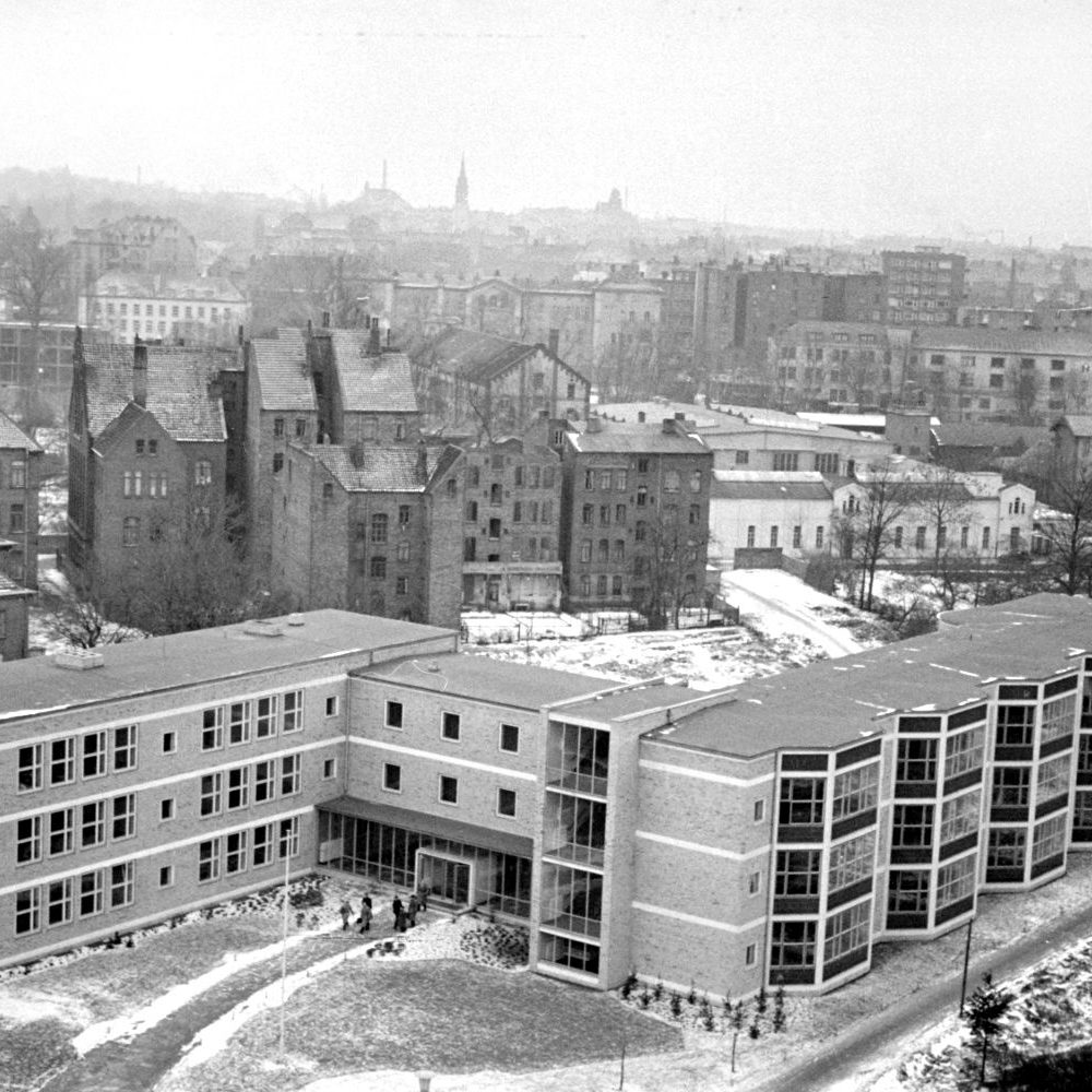 Hannover: Blick von der Waterloosäule auf die Berufsschule Lavesstraße/Ohestraße, ohne Jahr (1950er Jahre). Fotograf Wilhelm Hauschild. HAZ-Hauschild-Archiv im Historischen Museum Hannover