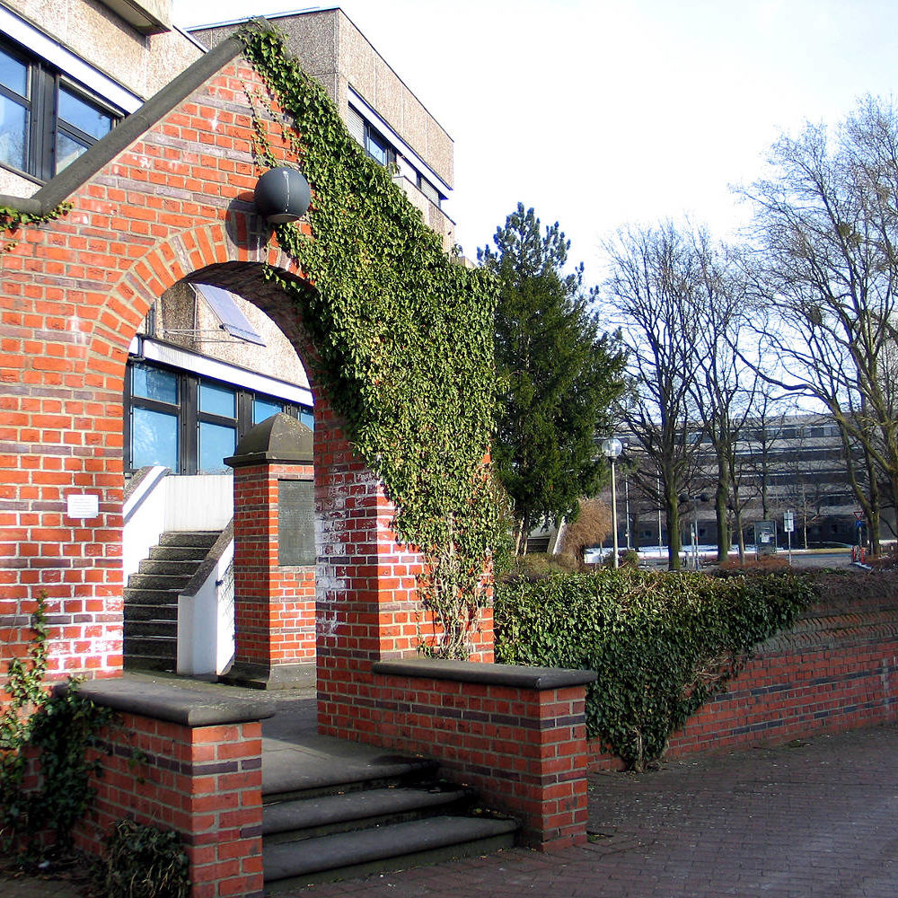 Hannover: Blick auf das 1990 errichtete Mahnmal zur Erinnerung an jüdisches Leben in der Ohestraße (Stadtteil Calenberger Neustadt) zwischen den Gebäuden des Berufsschulzentrums Hannover. Foto Bernd Schwabe in Hannover, Wikimedia Commons