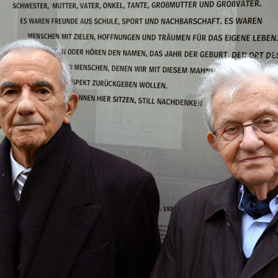 Hannover: Die ehemaligen Auschwitz-Häftlinge und lebenslangen Freunde Salomon Finkelstein (1922-2019, links) und Henry Korman (1920-2018, rechts) während der Enthüllung der Informationstafel am Holocaust-Mahnmal, 25. Oktober 2013. Sie waren bis zu ihrem Tod als Zeitzeugen aktiv. Foto Bernd Schwabe, Wikimedia Commons