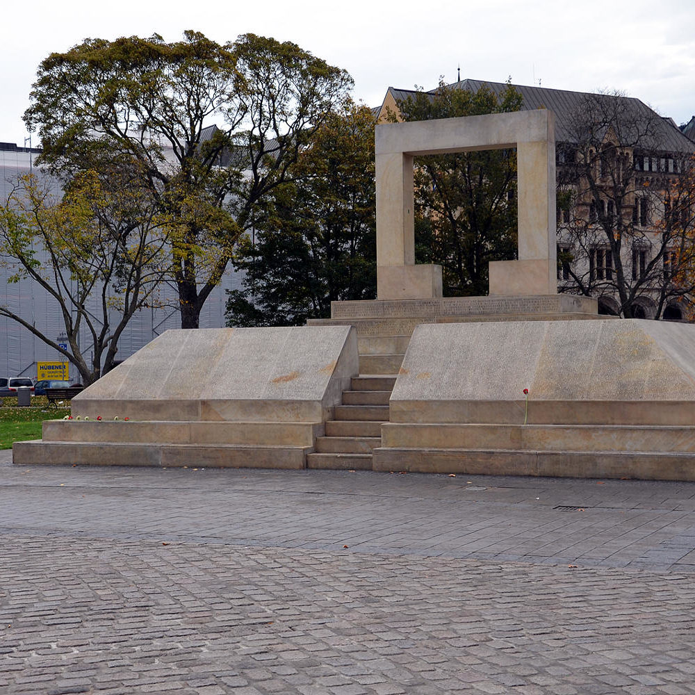 Hannover: Mahnmal für die ermordeten Juden Hannovers und Informationstafel auf dem Opernplatz, 2013. Foto von Bernd Schwabe in Hannover, Wikimedia Commons