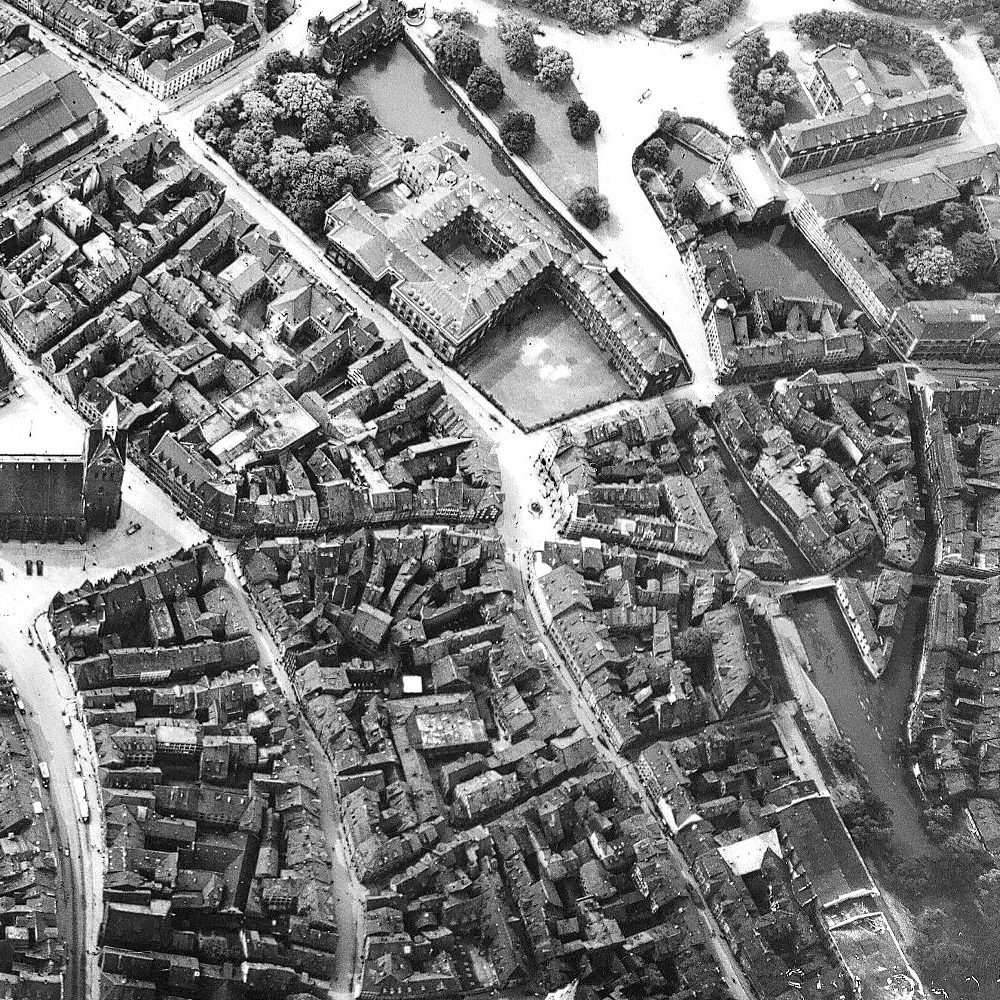 Hannover: Altstadt Hannovers links und rechts der Leine und als Insel („Klein-Venedig“) zwischen zwei Leinearmen: Dieser Stadtbereich war am stärksten politisch polarisiert, NSDAP und KPD teilten sich hier gegen Ende der Weimarer Republik die meisten Wählerstimmen. Luftaufnahme ohne Jahr (vor 1929). Bildarchiv Historisches Museum Hannover