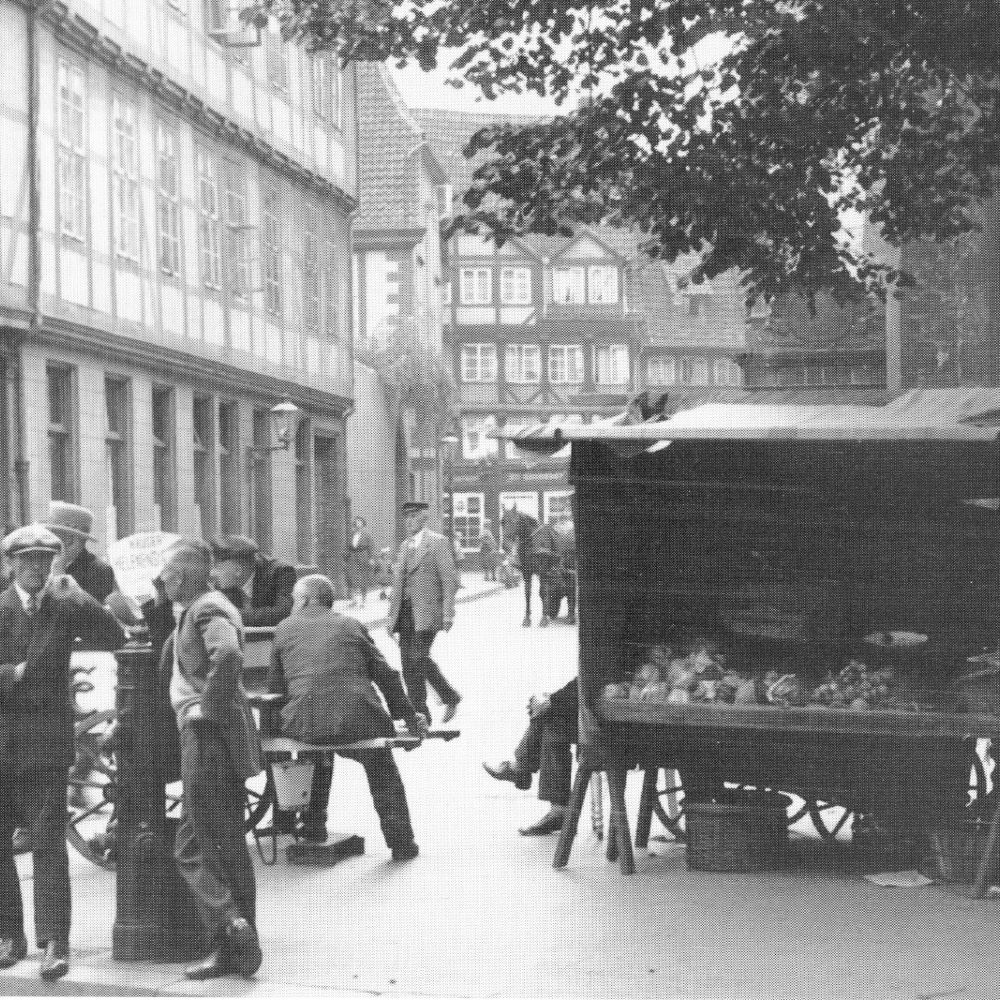 Hannover: Marktstand auf dem Platz an der Kreuzkirche, August 1933. Im Bildhintergrund das Gebäude Kreuzstraße 6 mit dem SA-Sturmlokal "Alt-Hannover" vulgo "Hakenkreuzklappe". Aus dem fotografischen Nachlass des SA-Sanitäts-Sturmführers Dr.med. Ulrich G. Sammlung Werner Heine im Stadtarchiv Hannover