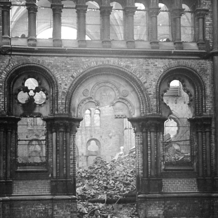 Hannover: Blick durch einen der Seiteneingänge in das Innere der zerstörten Synagoge, nach dem 10. November1938. Aus dem fotografischen Nachlass des SA-Sanitäts-Sturmführers Dr.med. Ulrich G. Sammlung Werner Heine im Stadtarchiv Hannover