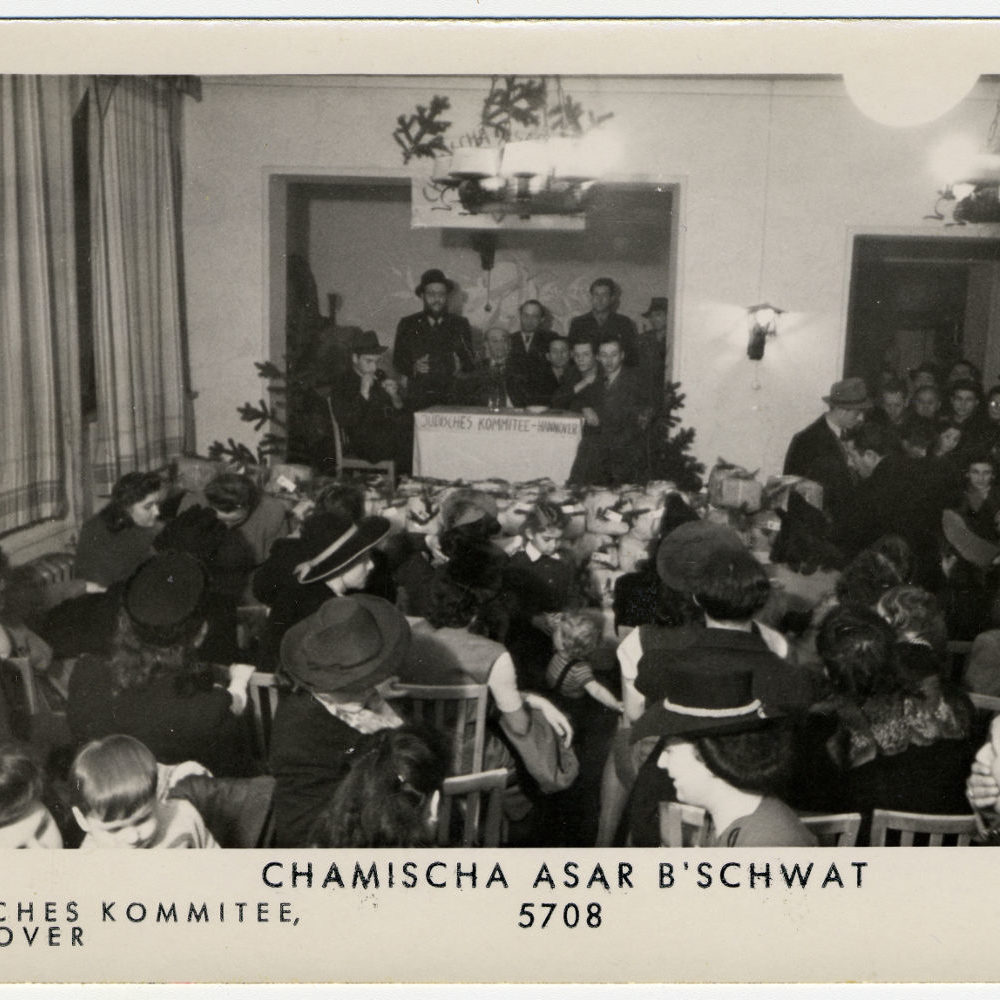 Hannover: Jüdische Frauen, Männer und Kinder begehen das Fest Tu B'Shvat (Neujahrsfest der Bäume) im DP-Camp Ohestraße, 26. Februar 1948. Quelle: United States Holocaust Memorial Museum, Sammlung David Bornstein