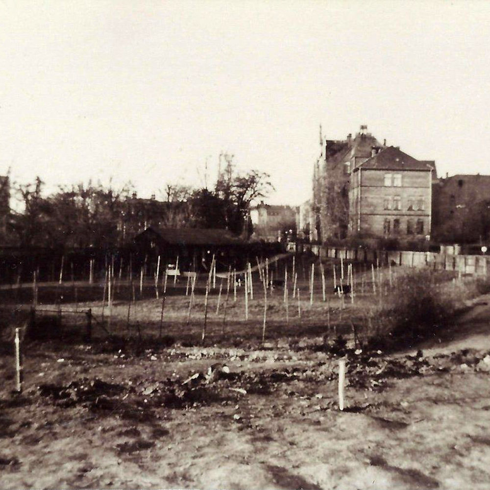 Hannover: Blick in die Ohestraße aus Richtung Süden auf das Gebäude des ehem. Lehrerbildungsseminars, rechts davon verschwommen das Gebäude des ehem. Kindergartens. Ohne Jahr (1950er Jahre?). Privatbesitz