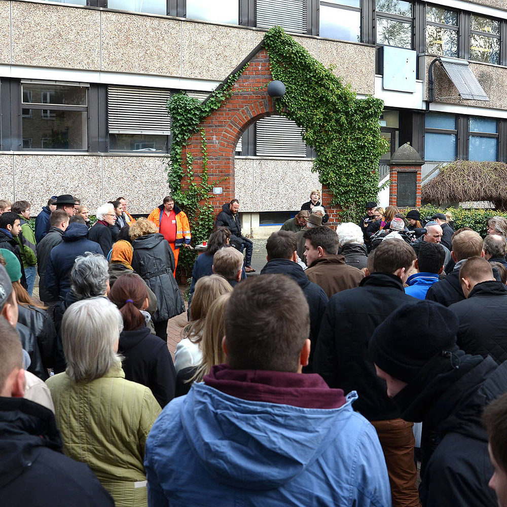 Hannover: Gedenken von Schülerinnen und Schüler des Berufsschulzentrums während der Verlegung der sieben Stolpersteine der Familie von Israel Alter am Mahnmal Ohestraße, November 2013. Foto: Bernd Schwabe in Hannover. Wikimedia Commons