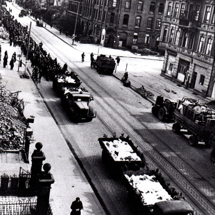 Hannover, Hildesheimer Straße: Überführung der Leichen ermordeter Ausländer und Ausländerinnen auf offenen Lastwagen vom Friedhof Seelhorst zum Maschsee-Nordufer, 2. Mai 1945. Imperial War Museum London, EA 65377