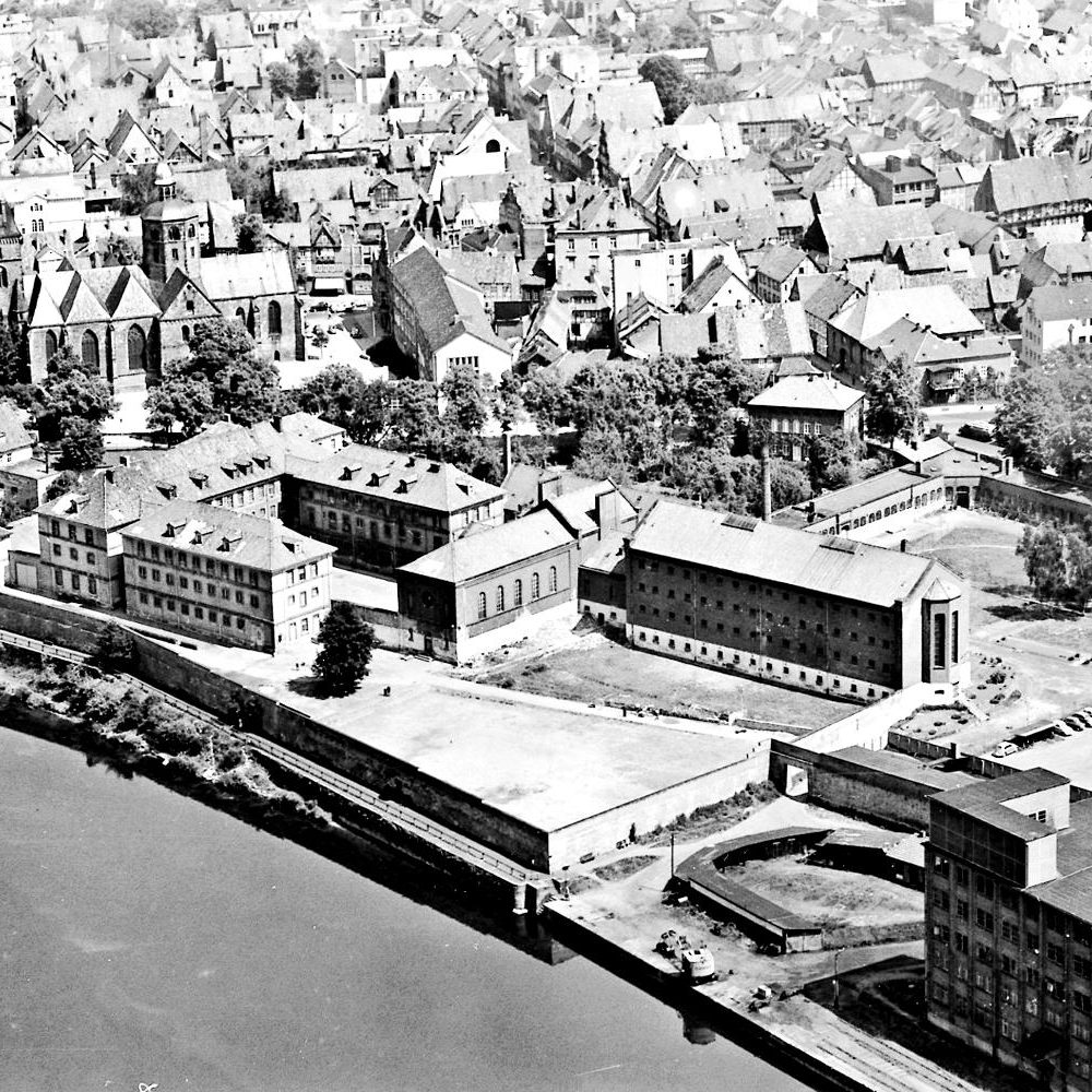 Das Zuchthaus Hameln in den frühen 1960er Jahren. Unmittelbar nach dem Machtantritt der Nationalsozialisten wurden in das Gefängnis politische Häftlinge, vor allem Sozialdemokraten und Kommunisten, eingeliefert. Stadtarchiv Hameln