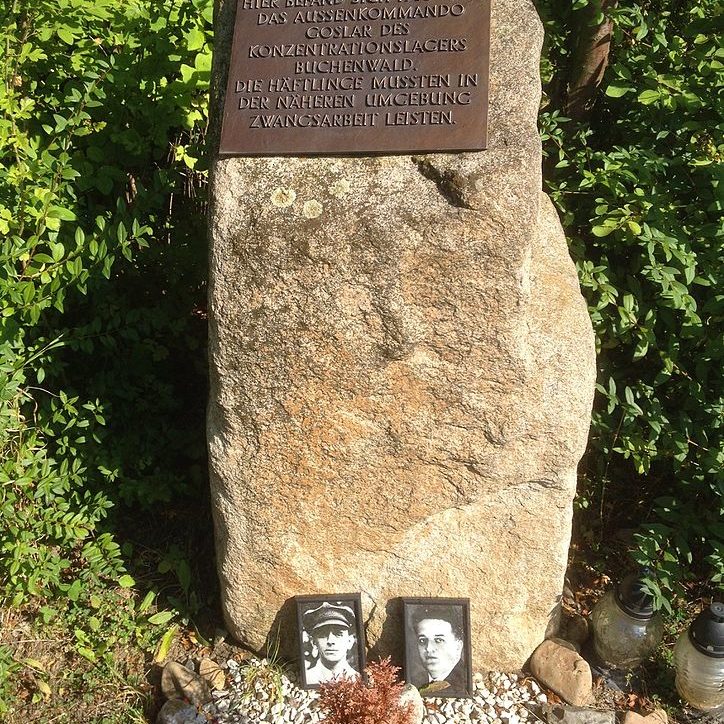 Goslar: Gedenkstein für das Außenkommando Goslar des KZ Buchenwald, errichtet am 21. Juni 2002, dem 110. Geburtstag von Walter Krämer; am Fuß die Bilder von Walter Krämer und des ermordeten Mithäftlings Karl Peix. Foto Rabanus Flavus, 2016. Wikimedia Commons