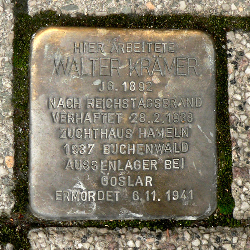 Hannover: Stolperstein für Walter Krämer, verlegt am 4. Dezember 2012 vor dem Eingang der Buchhandlung Lehmanns an der Heiligerstraße 16. Foto von Axel Hindemith, 2015. Wikimedia Commons