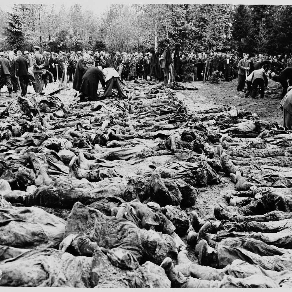 Hannover, Stadtfriedhof Seelhorst, 2. Mai 1945: Exhumierung der ermordeten Kriegsgefangenen und Zwangsarbeiter und Zwangsarbeiterinnen durch Zivilisten, insbesondere ehemalige NSDAP-Mitglieder aus Hannover. United States Holocaust Memorial Museum, courtesy of National Archives and Records Administration, College Park. Source Record ID: 111-SC-205621 (Album 3209)