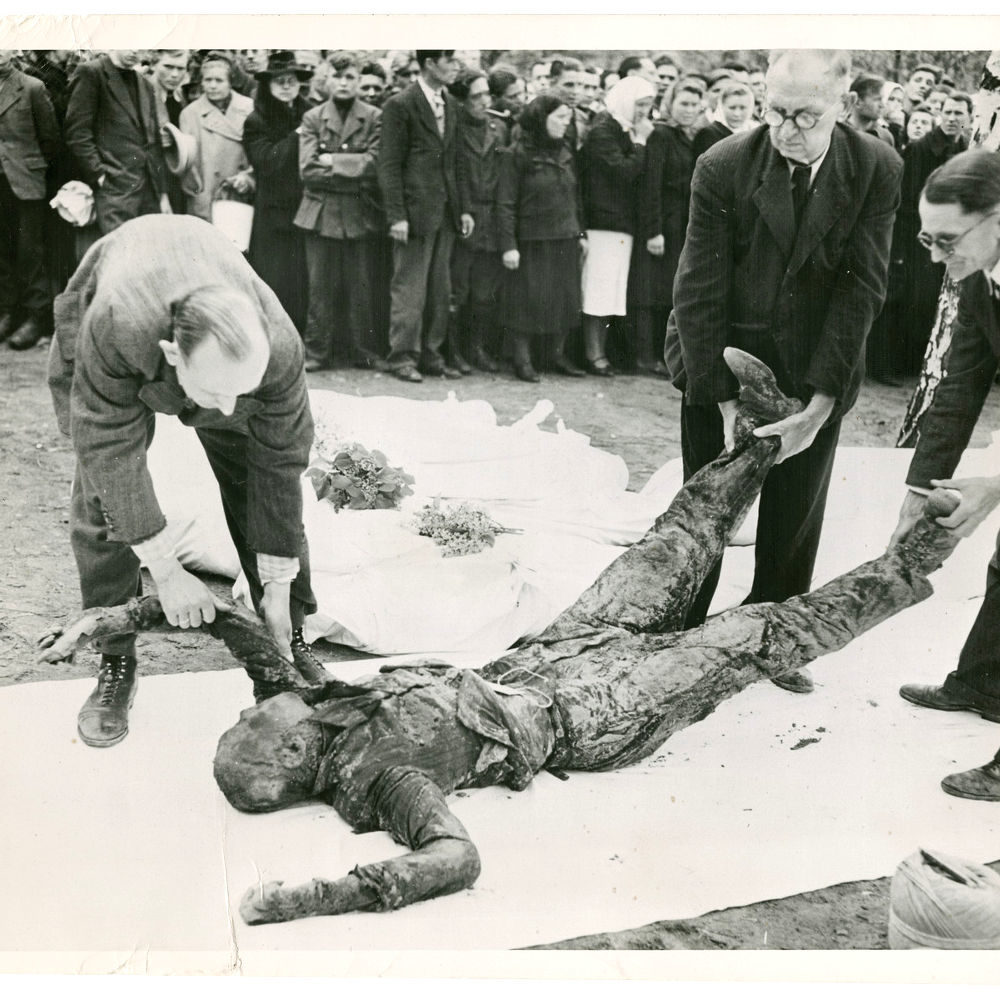 Hannover, Stadtfriedhof Seelhorst, 2. Mai 1945: Exhumierung der ermordeten Kriegsgefangenen und Zwangsarbeiter und Zwangsarbeiterinnen durch Zivilisten, insbesondere ehemalige NSDAP-Mitglieder aus Hannover. United States Holocaust Memorial Museum, Sammlung Ron Leidelmeyer. Source Record ID: Collections: 2013.466