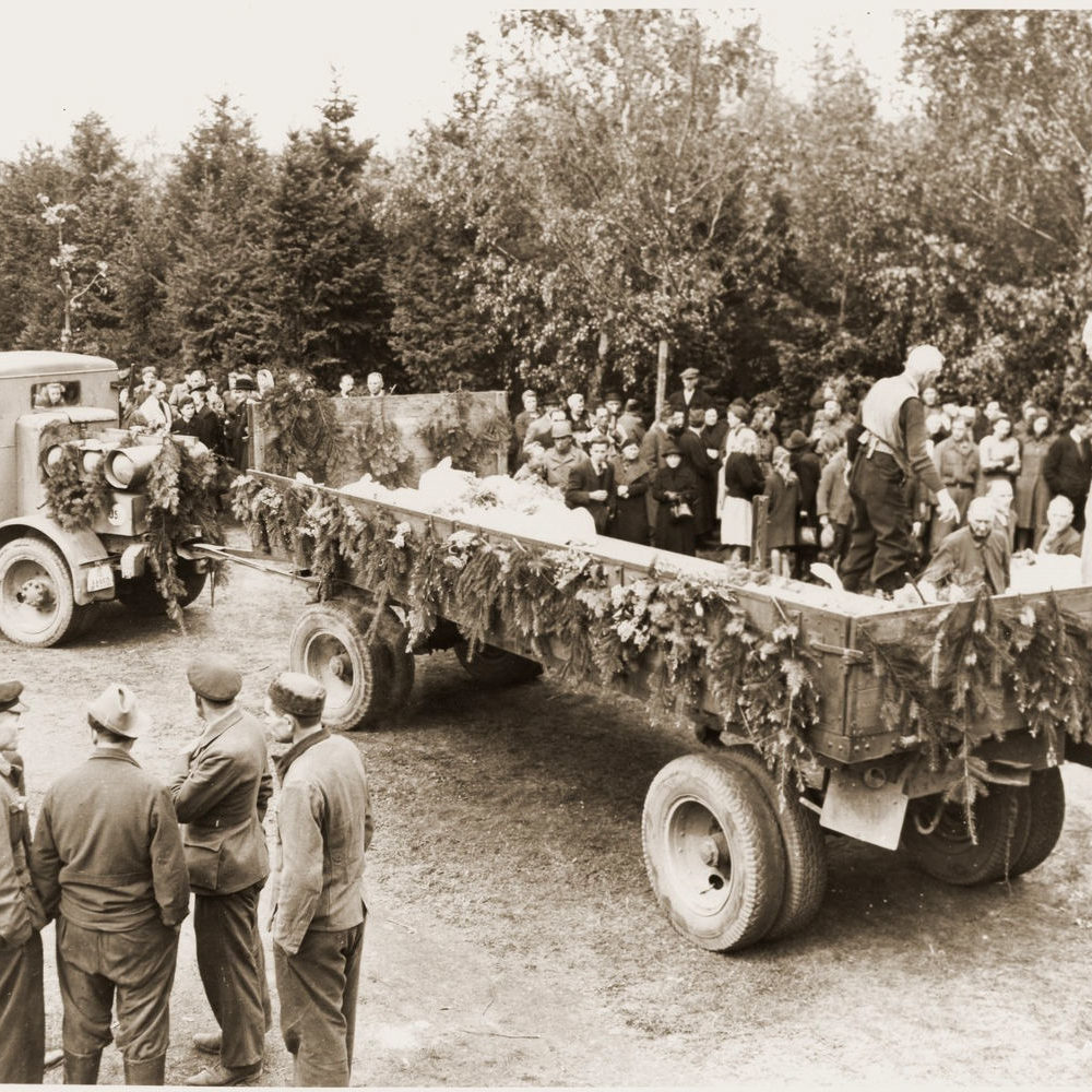 Hannover, Stadtfriedhof Seelhorst, 2. Mai 1945: Vor dem Transport der exhumierten Opfer zum Maschsee-Nordufer. United States Holocaust Memorial Museum, mit Genehmigung des National Archives and Records Administration, College Park. Source Record ID: 111-SC-205623 (Album 3209)