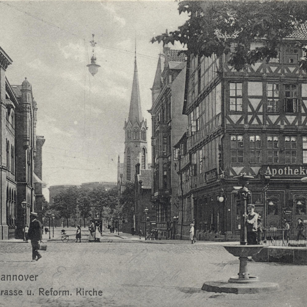 Hannover: Blick in die Archivstraße vom Neustädter Markt aus gesehen, im Hintergrund die Reformierte Kirche und die Umrisse des Zeughauses am Waterlooplatz. Rechts hinter dem dritten Haus die Einmündung der Wagenerstraße. Bildpostkarte von 1911. Bildarchiv Historisches Museum Hannover