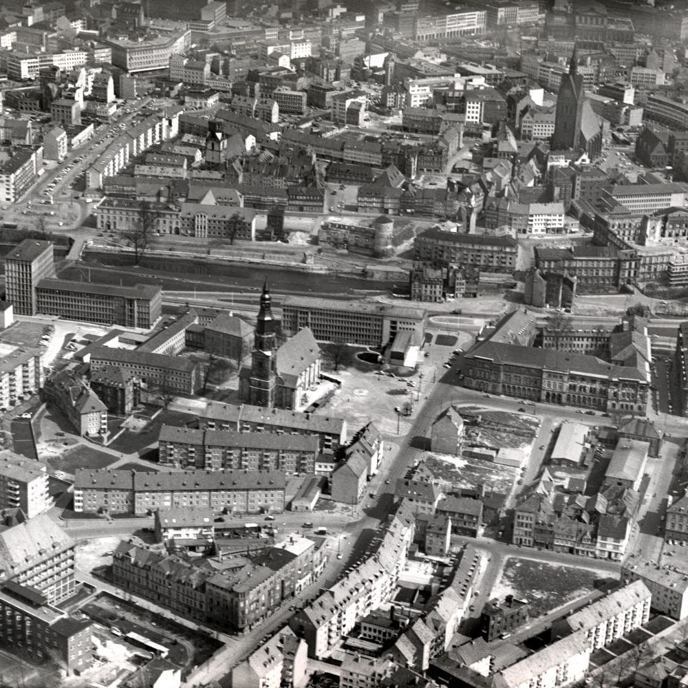 Hannover: Luftbild der Calenberger Neustadt von Heinz Koberg, Anfang 1958: In der Mitte diagonal die Calenberger Straße zwischen Friederikenstift und Leineschloß. Vor den ehem. Regierungsgebäuden die nahezu vollständig zerstörte Wagenerstraße. Bildarchiv Historisches Museum Hannover