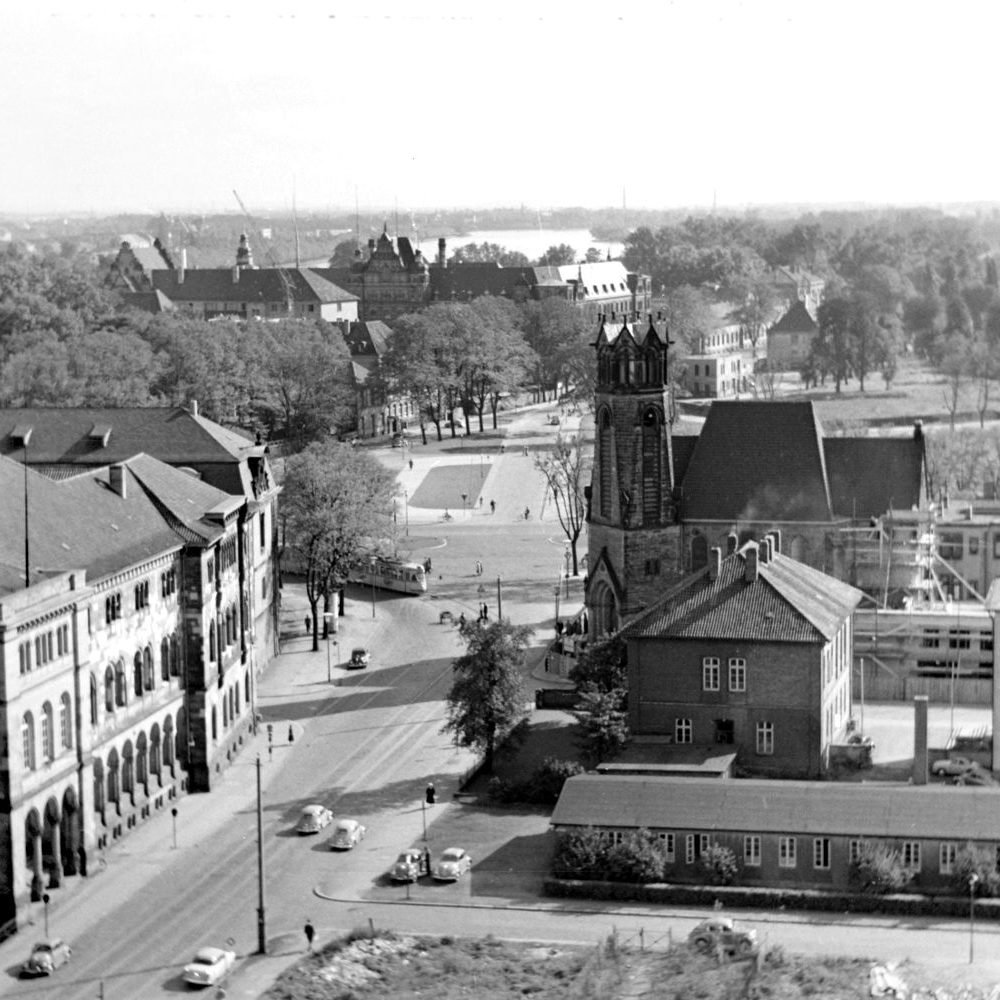 Hannover: Blick vom Turm der Neustädter Hof- und Stadtkirche auf die Einmündung der Wagenerstraße in die Archivstraße, 1957. HAZ-Hauschild-Archiv, Historisches Museum Hannover