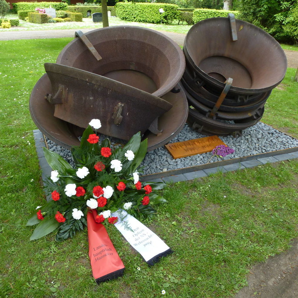 Hannover: Einweihung des Denkmals "Ungehorsam 1939 - 1945" von Almut und Hans-Jürgen Breuste auf dem Fössefeldfriedhof Hannover-Limmer am 9. Mai 2015. Foto von Ilse Paul. Wikimedia Commons
