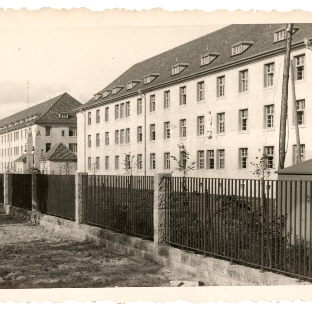 Hannover: Vahrenwalder Straße, Kriegsschule Hannover 1935. Die auch für Erschießungen genutzten Schießstände erstreckten sich hinter der Kaserne auf der Vahrenwalder Heide („Kugelfangtrift“). Die Kaserne wurde 2018 von Emmich-Cambrai-Kaserne in Hauptfeldwebel-Lagenstein-Kaserne umbenannt. Bildarchiv Historisches Museum Hannover