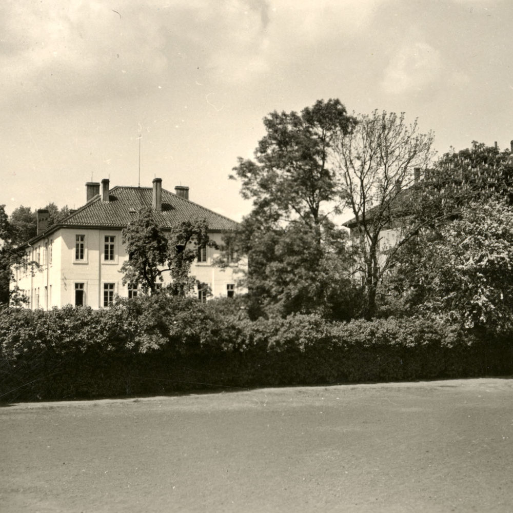 Hannover: Calenberger Neustadt, Arrestanstalt und Militär-Untersuchungsgefängnis (l.), Gericht des XI Armeekorps und der 19. Infanterie- und Panzerdivision (r.). Foto von Tieck, 22.05.1937. Bildarchiv Historisches Museum Hannover