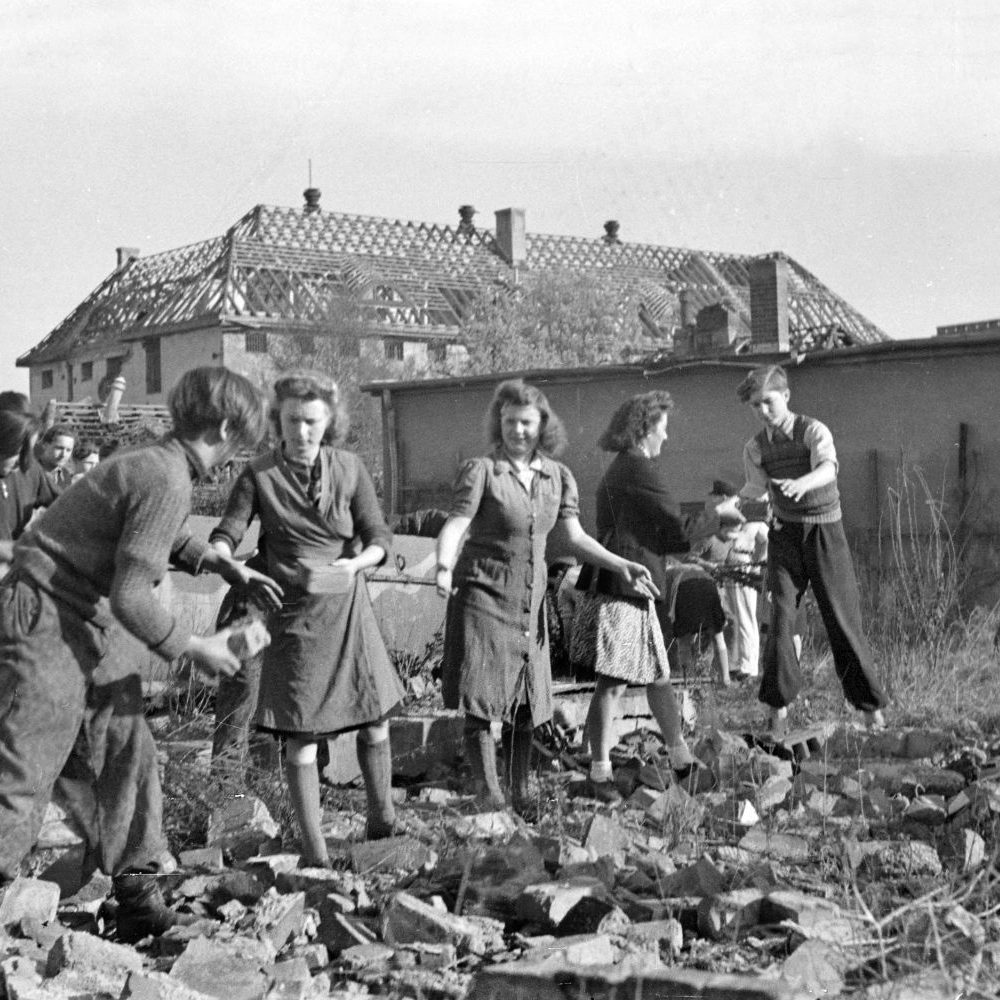 Hannover: Mitglieder der Sozialistischen Jugend Deutschlands – Die Falken bei der Trümmerräumung am Militärgefängnis Waterlooplatz, 1946: Umbau durch die Arbeiterwohlfahrt zum Jugendwohnheim für Flüchtlinge. Im Hintergrund die teilzerstörte Infanteriekaserne 1 am Waterlooplatz, heute Sitz der Wasser- und Schifffahrtsdirektion Mitte. Bildarchiv Historisches Museum Hannover