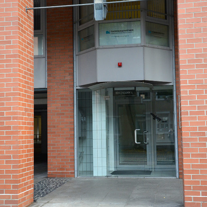 Hannover: Im Jahre 2014 verlegter Stolperstein für Heinrich Börner vor dem Haus Bohlendamm 4. Foto Bernd Schwabe, 2014. Wikimedia Commons