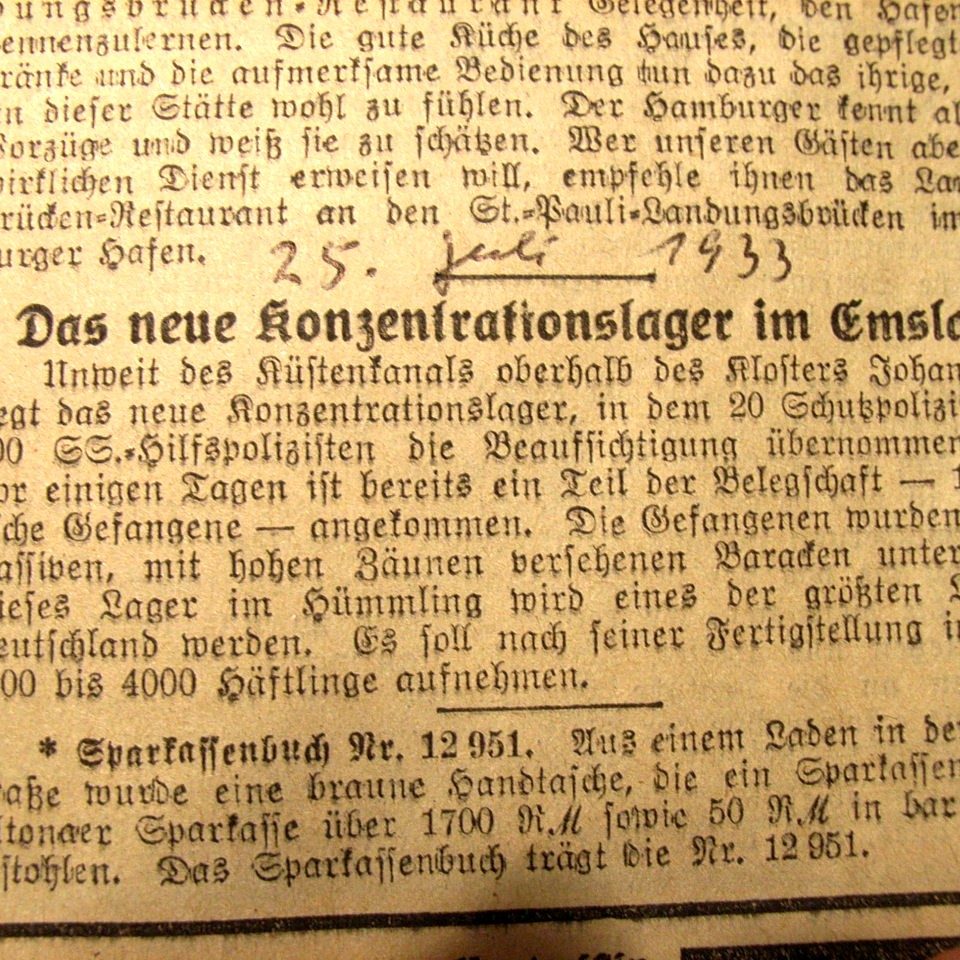 Moorlager: Zeitungsnotiz aus dem Hamburger Anzeiger vom 25. Juli 1933 über die Gründung des KZ Börgermoor. Zeitgleich entstanden die KZ Esterwegen und KZ Neusustrum („Emslandlager“). Foto Holger Jandt. Wikimedia Commons